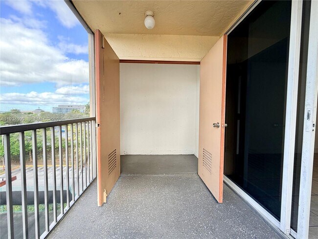 Building Photo - 8255 Lake Dr