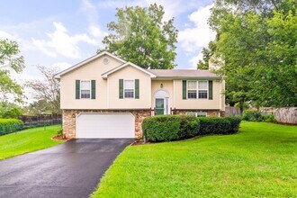 Building Photo - 3 Bed / 3 Bath. Pet Friendly. Easy access ...