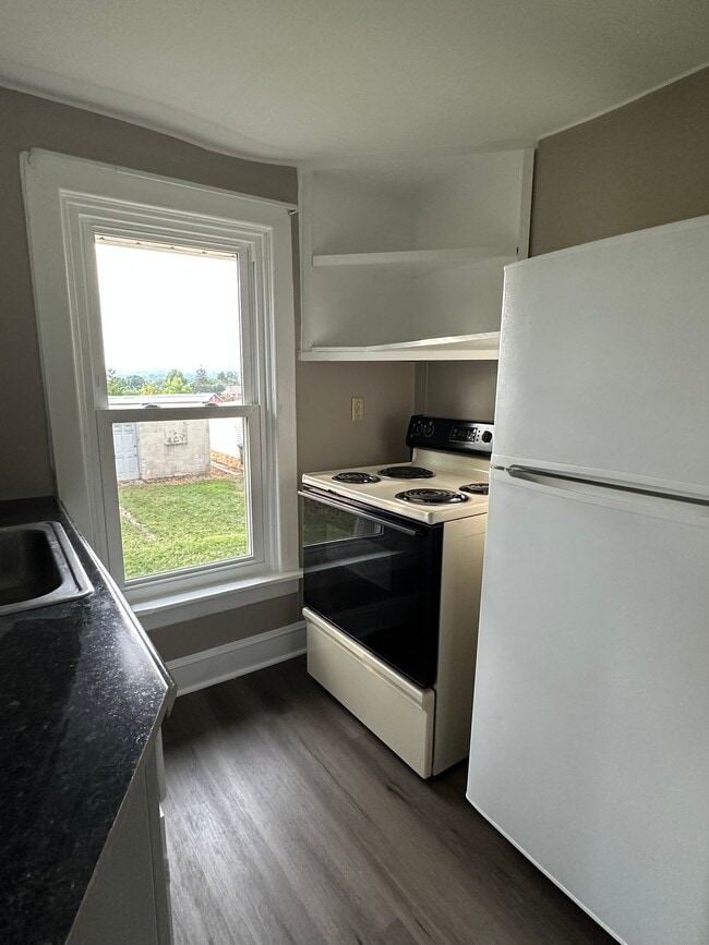 Kitchen - 59 Maytown Ave