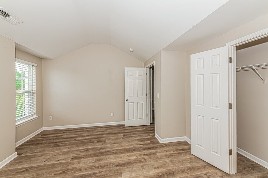 Building Photo - 1549 Pebble Ridge Dr