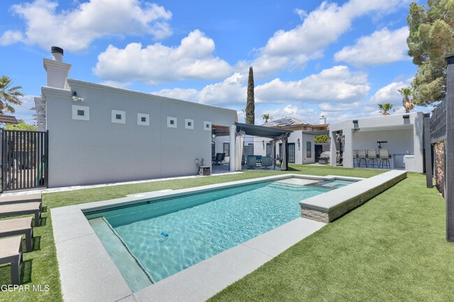 Building Photo - 2085 Paseo Del Prado Dr