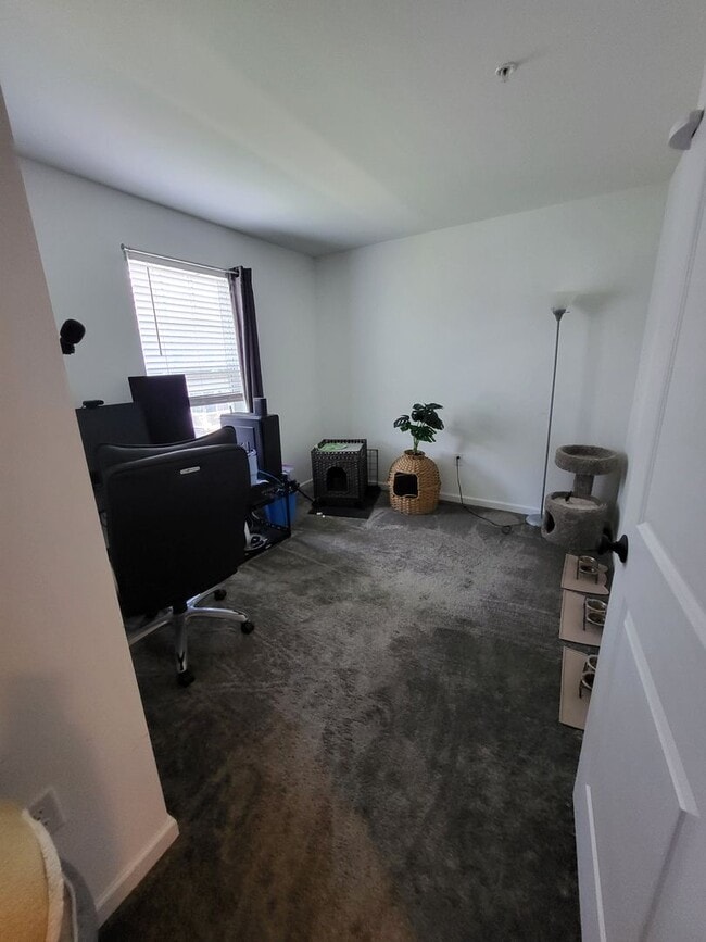 Building Photo - Spacious Modern 3 Bedroom Townhome in Annv...