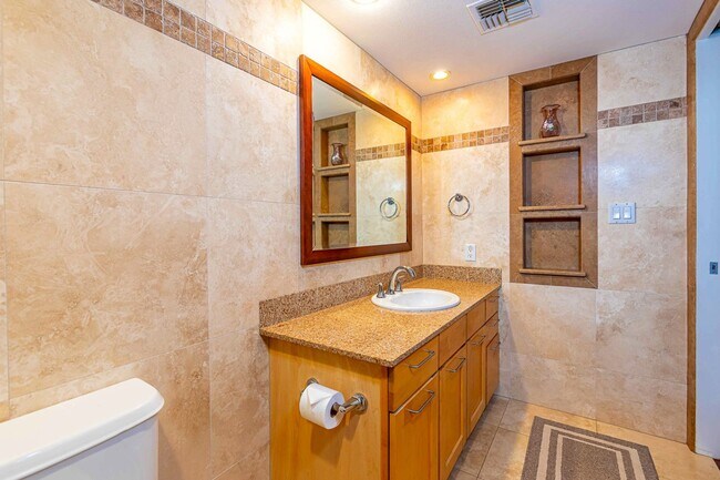 Building Photo - Fully Furnished 2 Bed/ 2 Bath Hale Kanani ...