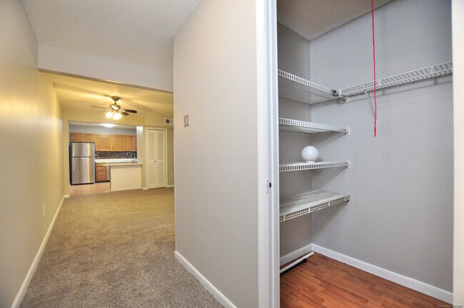 Building Photo - 710 Twin Circle Dr