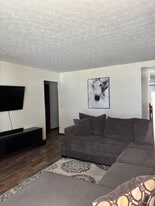 Building Photo - 2585-2587 Four Seasons Dr