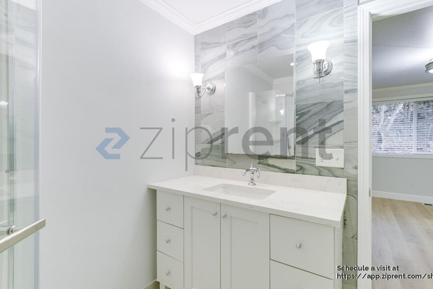 Building Photo - 380 Mt Defiance Cir SW