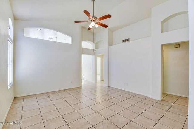 Building Photo - 753 E Saddle Dr