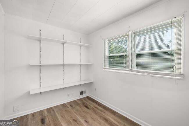 Building Photo - 1801 Crestridge Dr SE