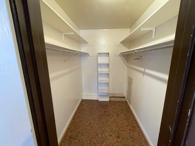 Building Photo - 5808 Sandhurst Ln
