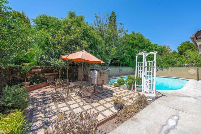 Building Photo - Spacious Elegance in the Heart of Irvine