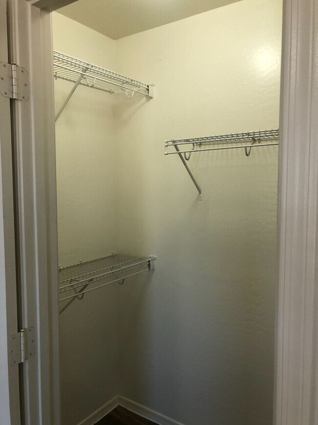 Building Photo - 3 bedroom 2.5 bath home - 2 car garage - S...