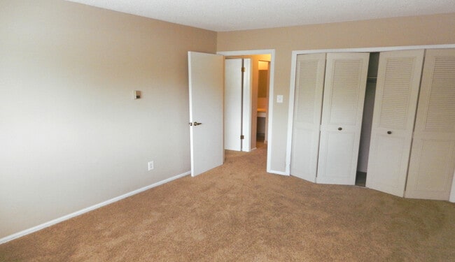 Building Photo - 4150 Monroe Dr