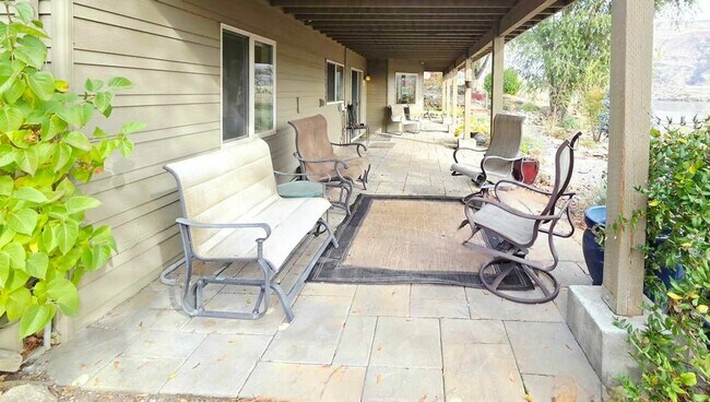 Building Photo - Gorgeous 4 Bed, 3 Bath Home w/ STUNNING RI...