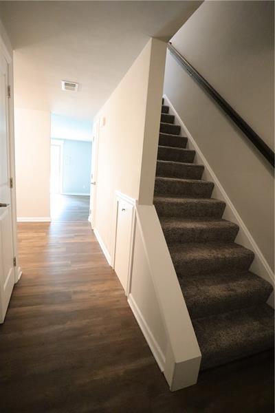 Building Photo - 604 Carriage Hill Dr