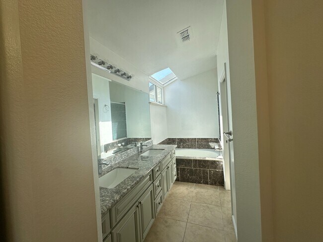 Building Photo - 122 Lakeridge Ln