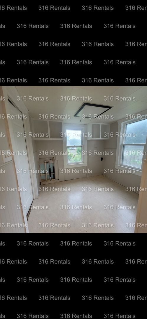 Building Photo - $1175 - 3 bed 1 bath - Single Family Home