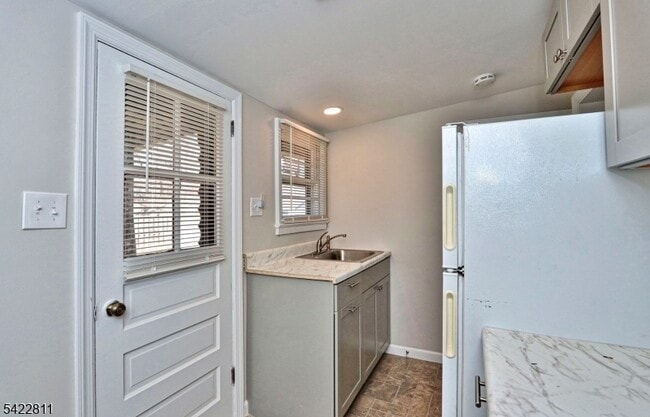 Building Photo - 63 Iowa Ave