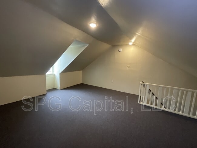 Building Photo - 524 S Queen St