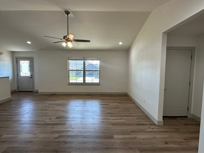 Building Photo - Now LEASING in Summit Pass! Available May 18, 2026!