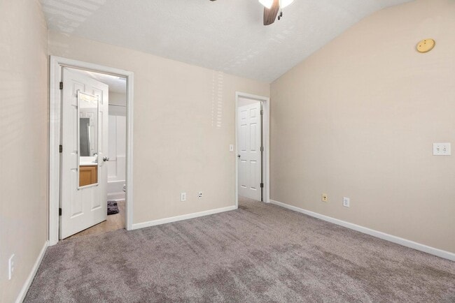 Building Photo - 2 Bedroom 2 Bath Condo on Donahue Dr