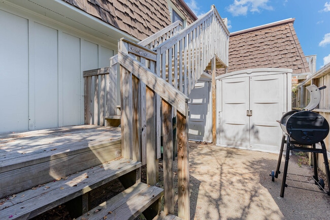 Building Photo - 1611 Ocean Bay Dr