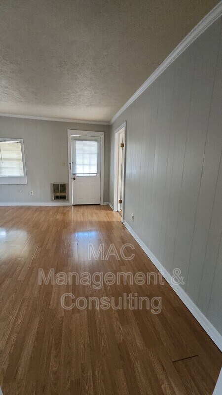 Building Photo - 311 S Mark Twain St