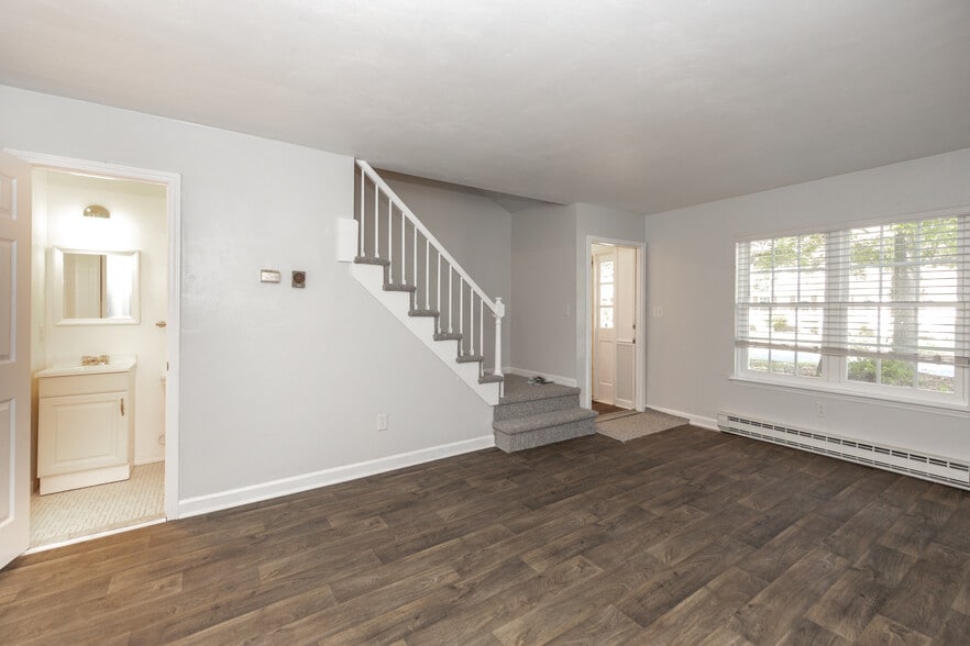 Building Photo - 9392 Pine Tree Rd