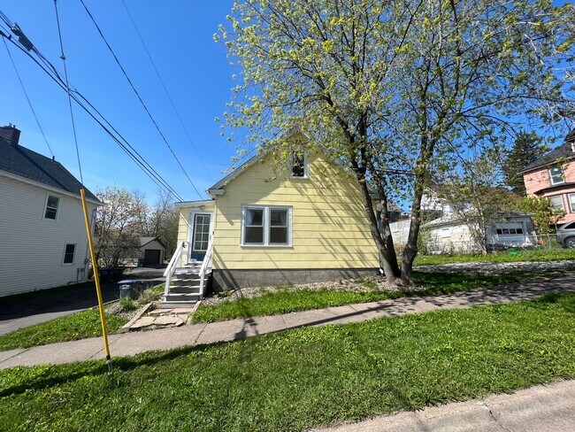 Building Photo - AVAILABLE JUNE - Perfect 2 Bed 1 Bath In Hillside Neighborhood