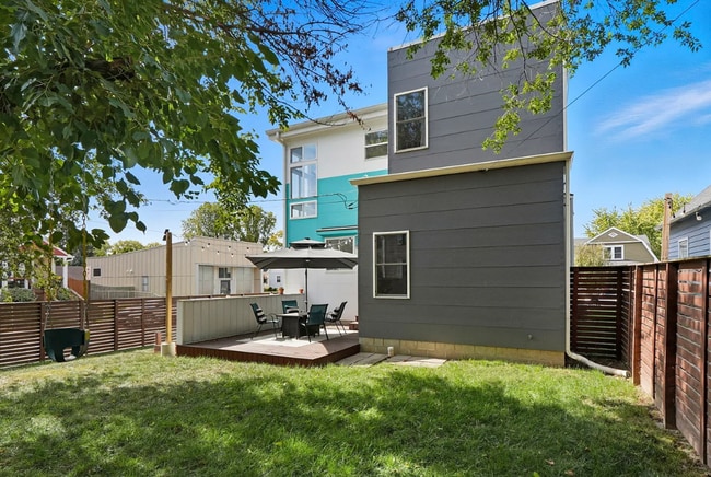 Building Photo - Beautiful 3 Bedroom 2.5 Bathroom Home!