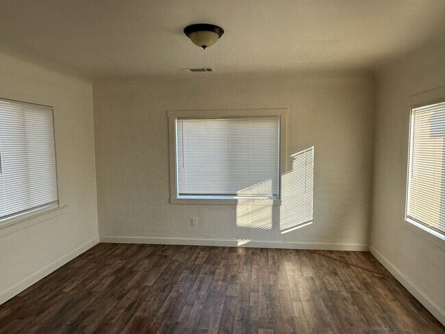 Building Photo - 680 E Ventura Ave