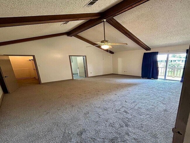 Building Photo - Spacious 3BR/2.5BA Retreat in Briarwood Es...