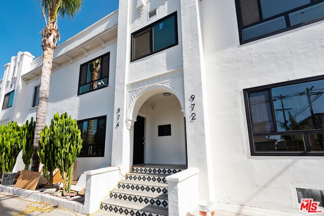 Building Photo - 982 N El Centro Ave