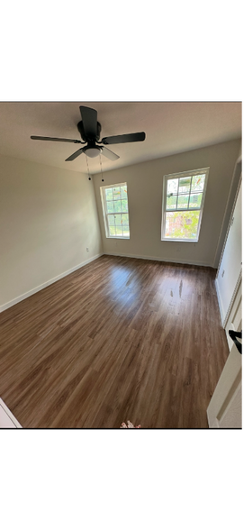 Building Photo - 305-365 Barkley Landing Dr