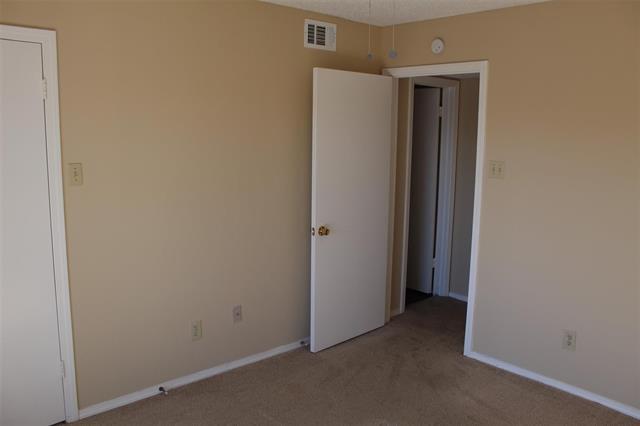Building Photo - 18333 Roehampton Dr
