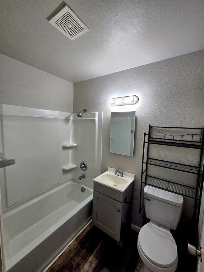 Building Photo - 8420 S Tacoma Way