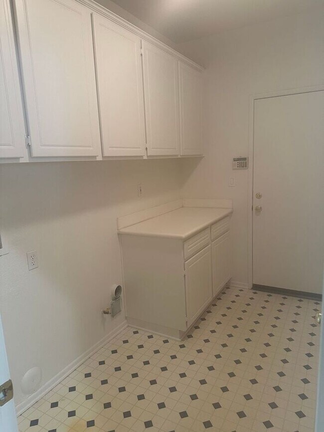 Building Photo - Spacious 3 + 2.5 Caynon Crest Home