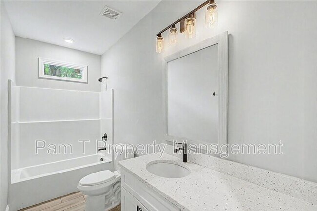 Building Photo - 1019 W 35th St