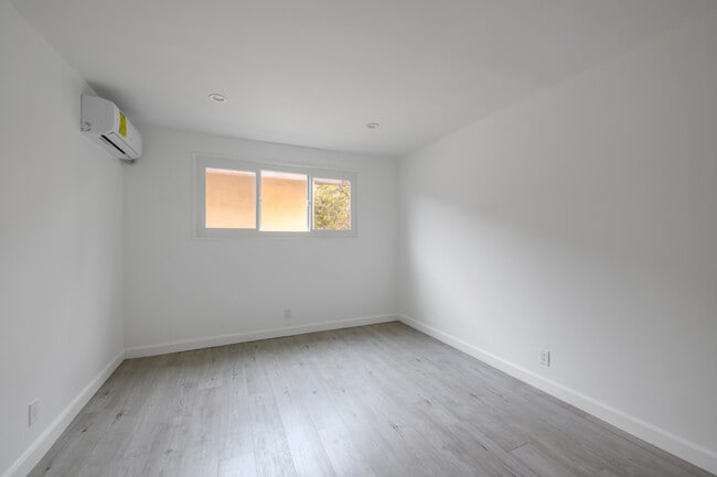 Building Photo - 337 Rexford Dr