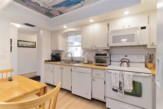 Building Photo - 6215 Green View Cir