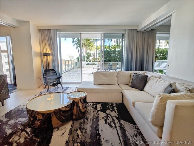 Building Photo - 3101 Bayshore Dr
