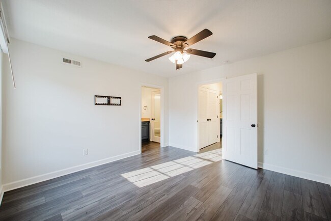 Building Photo - Move-in-ready 3 bed / 3 Full Bath In Louisville's Four Seasons — Fully Updated, No Carpet, Fiber ...