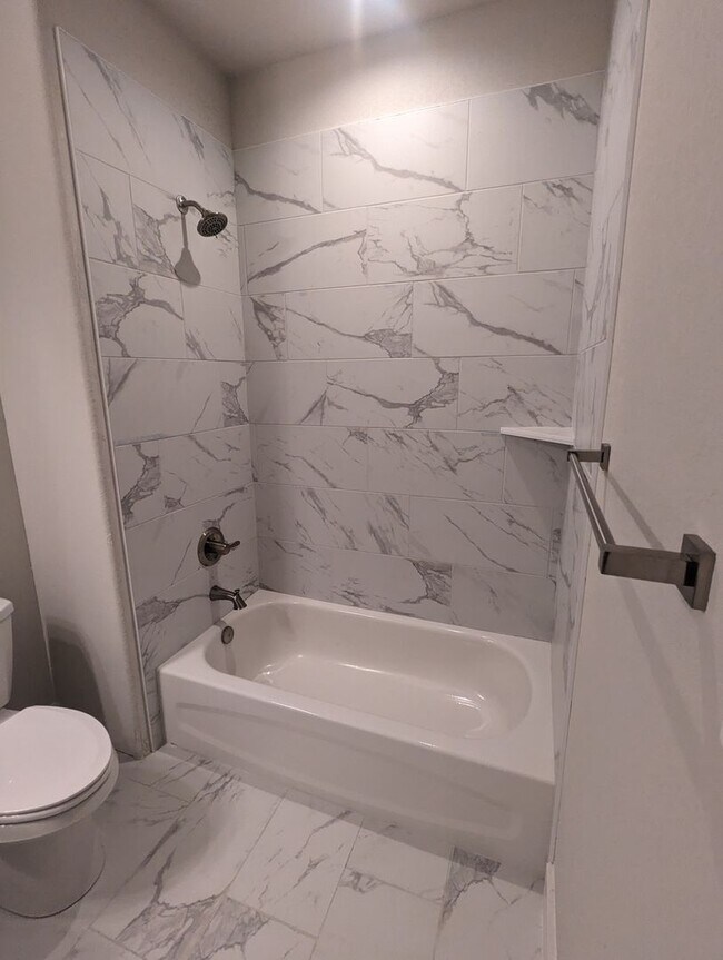 Building Photo - 4/2.5/2 - Beautiful 2 story/ PRIVATE PARKING!! GODLEY ISD