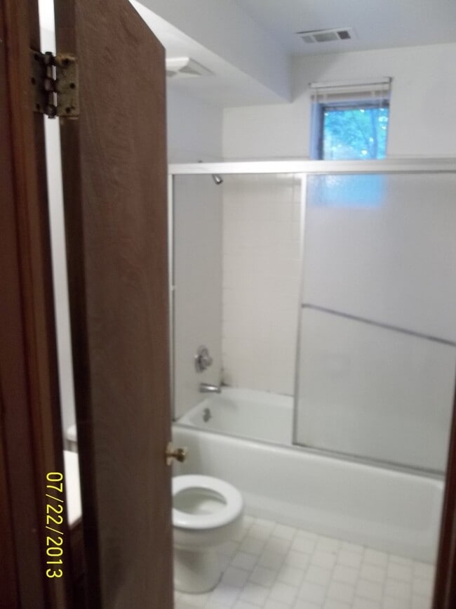 Building Photo - 1 bedroom 1 bath with den