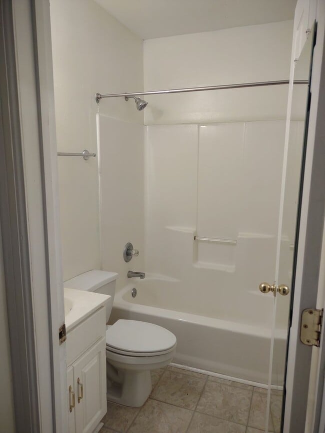 Building Photo - Adorable Two Bedroom Home in Edgewood!