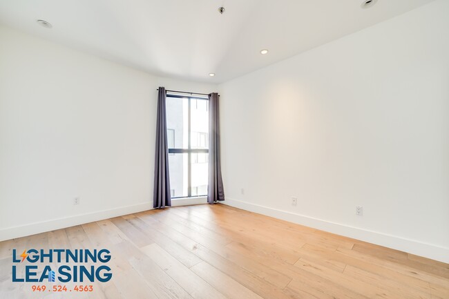 Building Photo - 8811-8815 Burton Way