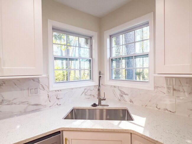 Building Photo - 4196 Hedgerow Ln