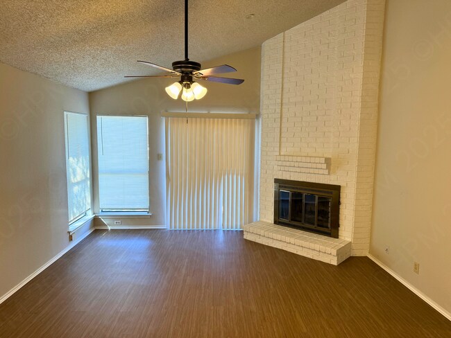 Building Photo - Move-In Special. ½ off the first full month's rent with a 12-month lease.