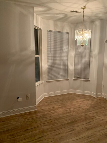 Living room - 117 N Bond St