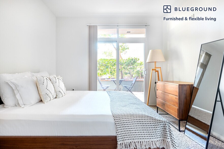 Building Photo - 8601 Lincoln Blvd