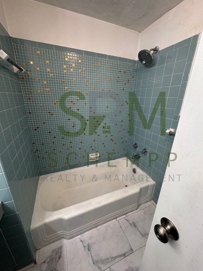 Building Photo - Updated 2BR/2BA on Bardstown Road with all utilities included now available!